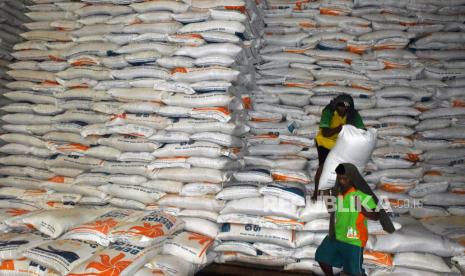 Pekerja mengangkut beras saat proses penyaluran beras ke pasar-pasar di Gudang Perum BULOG Sub Divre Serang, Banten, Senin (5/4/2021). Dirut Perum BULOG Budi Waseso menyatakan, stok beras Bulog hingga April 2021 mencapai 1 juta ton cukup untuk kebutuhan puasa dan lebaran serta akan terus menyerap gabah hasil panen petani dengan target cadangan beras pemerintah (CBP) bisa mencapai 1,4 juta ton hingga akhir Mei sejalan dengan arahan Presiden Jokowi yang memastikan tidak akan mengimpor beras hingga Juni mendatang. 