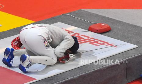 Atlet anggar putri Kaltim Gebby Novita melakukan sujud syukur usai menang atas atlet anggar putri Kaltim Ima Safitri saat bertanding pada final Anggar kategori Sabel Individual Putri PON Papua di Kompleks Gereja ST Yoseph, Kabupaten Merauke, Papua, Rabu (6/10/2021). Gebby Novita menang atas Ima Safitri sekaligus berhasil meraih medali emas pada kategori tersebut. 