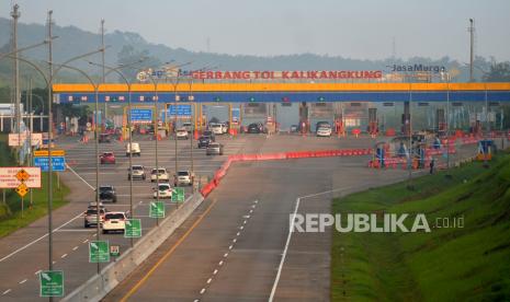 Kendaraan pemudik saat arus balik terpantau lancar di Jalan Tol Kalikangkung, Semarang, Jawa Tengah, Selasa (25/4/2023). 