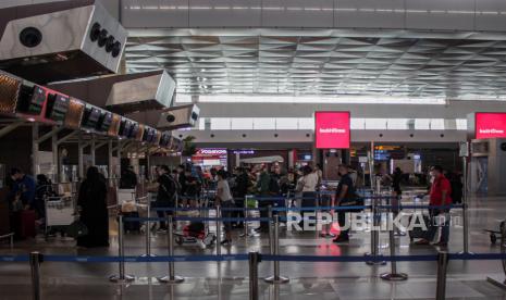 Sejumlah calon penumpang pesawat melakukan proses lapor diri sebelum melakukan penerbangan di area Terminal 3 Bandara Internasional Soekarno Hatta, Tangerang, Banten, Kamis (12/8/2021). Kementerian Perhubungan mengeluarkan aturan baru tentang syarat penerbangan pada masa PPKM se Jawa-Bali yaitu penumpang dapat menggunakan tes negatif antigen sebagai syarat penerbangan dengan catatan telah melakukan vaksinasi COVID-19 dosis lengkap. 