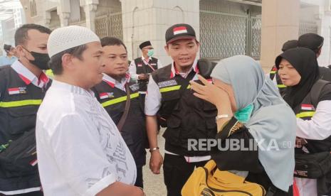 Jamaah Haji Indonesia berada  di sektor khusus Masjid Nabawi, Madinah, yang ditemukan tersasar dari rombongan, Jumat (26/5/2023). 73 Kloter Jamaah Haji Indonesia Sudah Tiba di Madinah