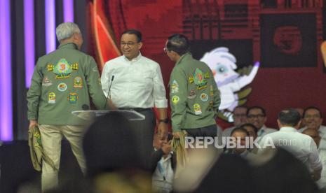 Capres-cawapres nomor urut 3 Ganjar Pranowo dan Mahfud MD berbincang dengan Capres nomor urut 1 Anies Baswedan