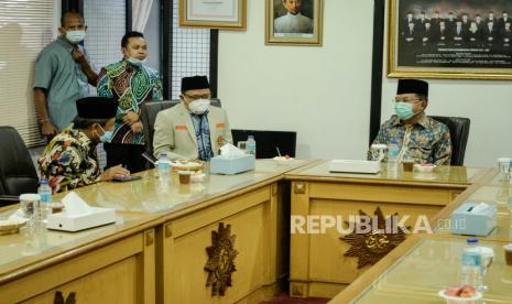 Ketua Dewan Masjid Indonesia Jusuf Kalla (kanan) menghadiri milad ke-108 Muhammadiyah di Gedung Pusat Dakwah Muhammadiyah, Jakarta, Rabu (18/11). Acara tersebut di gelar secara daring dan luring dengan tema Meneguhkan Gerakan Keagamaan Hadapi Pandemi dan Masalah Negeri. Republika/Thoudy Badai