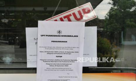 Puskesmas Wirobrajan ditutup sementara di Yogyakarta, Ahad (20/9). Penutupan Puskesmas Wirobrajan ini menyusul adanya tenaga kesehatan yang positif Covid-19. Dua dokter, tiga bidan, dan tiga analis positif Covid-19. Dan penutupan puskesmas ini hingga Senin (21/9) untuk sterilisasi.