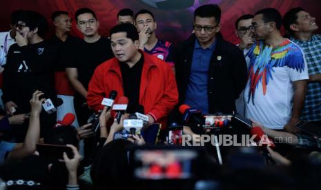 Menteri BUMN Erick Thohir memberikan keterangan pers usai menyerahkan berkas pendaftaran calon Ketua Umum PSSI periode 2023-2027 di Kantor PSSI, GBK Arena, Jakarta, Ahad (15/1/2023). Erick Thohir menjadi salah satu kandidat calon Ketua Umum PSSI yang akan dipilih pada Kongres Luar Biasa (KLB) pada 16 Februari 2023.