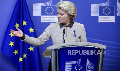 Presiden Komisi Eropa Ursula von der Leyen mengatakan Uni Eropa akan menangguhkan hak keanggotaan Rusia di lembaga keuangan multilateral terkemuka, termasuk IMF dan Bank Dunia. 