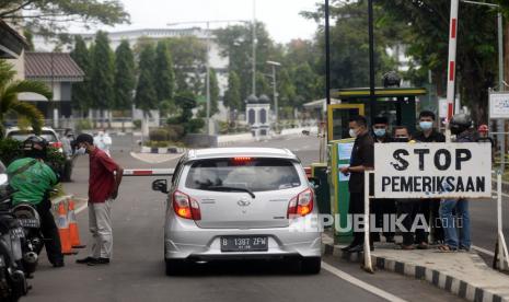 Pasien Wajib Isi Aplikasi Sisrutenas Sebelum ke Asrama Haji. Petugas keamanan memeriksa syarat bagi pasien Covid-19 yang akan menjalani perawatan di Asrama Haji Pondok Gede yang mulai dioperasikan sebagai rumah sakit darurat Covid-19 di Jakarta, Ahad (11/7). Asrama Haji Pondok Gede menerima pasien Covid-19 pada mulai Sabtu (10/7), Rumah sakit darurat Covid-19 ini diperuntukan untuk menangani pasien Covid-19 di Jakarta dan sekitarnya yang juga mengalami lonjakan yang tajam. Di asrama haji tersebut, pemerintah menyiapkan 900 tempat tidur isolasi, 50 ICU (intensive care unit), dan 40 HCU (high care unit).Prayogi/Republika