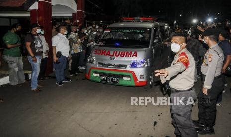 Mobil ambulans yang membawa jenazah laskar FPI saat akan meninggalkan RS Polri Kramat Jati di Jakarta, Selasa (8/12). Jenazah laskar FPI yang ditembak di Tol Jakarta-Cikampek itu diserahkan kepada pihak keluarga untuk dibawa ke rumah duka. Republika/Putra M. Akbar