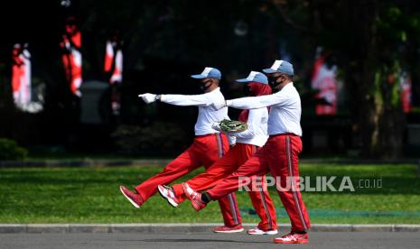 Petugas memperagakan simulasi pengibaran bendera untuk Peringatan HUT ke-75 Kemerdekaan RI. ilustrasi