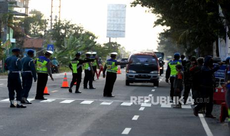 Petugas gabungan menjalankan operasi penyekatan pemudik di Pos Penyekatan Temon, Kulonprogo, Yogyakarta, Senin (10/5). Penyekatan di Temon untuk mengantisipasi pemudik yang masuk Yogyakarta dari arah Purworejo. Setiap mobil dengan plat luar Yogyakarta akan ditepikan dan diperiksa surat bebas Covid-19.