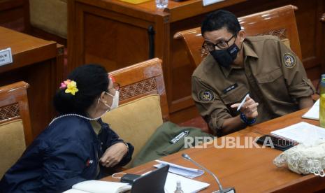 Menparekraf Sandiaga Uno mengikuti rapat kerja dengan Komisi X DPR di Kompleks Parlemen, Senayan, Jakarta, Rabu (16/3/2022). Rapat tersebut membahas kesiapan dukungan pelaksanaan MotoGP Mandalika 2022, strategi pemulihan dan penguatan parekraf setelah mulai melandainya pandemi COVID-19 (syarat perjalanan tanpa tes usap), serta keputusan Raker/RDP dan Panja yang belum ditindaklanjuti. 