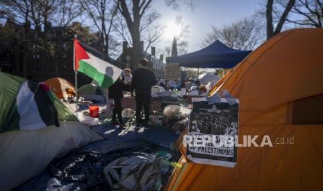 Mahasiswa Harvard pro Palestina melakukan aksi di kampus.