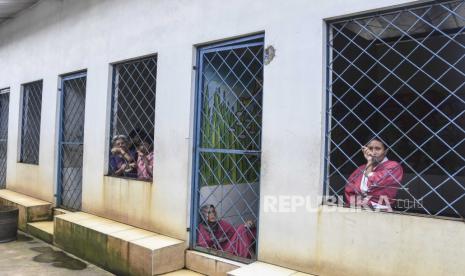 Pasien penderita Orang Dengan Gangguan Jiwa (ODGJ) yang berasal dari jalanan direhabilitasi di Yayasan Mentari Hati, Kota Tasikmalaya, Jawa Barat, Senin (5/2/2024). Komisi Pemilihan Umum (KPU) Jabar mencatat sebanyak 32.712 ODGJ atau penyandang disabilitas†mental di Jawa Barat masuk dalam†daftar†pemilih tetap†(DPT)†dan berhak menggunakan hak pilihnya pada Pemilu 2024. 