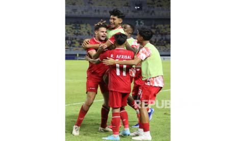 Pesepak bola Timnas Indonesia U-19 Jens Raven (kiri) melakukan selebrasi bersama rekan-rekannya usai mencetak gol ke gawang Filipina U-19 pada Grup A AFF U-19 di Stadion GBT, Rabu (17/7/2024). 