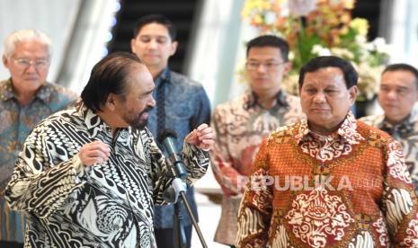 Ketua Umum Partai Nasdem Surya Paloh (kiri) bersama Ketua Umum Partai Gerindra Prabowo Subianto (kanan) memberikan keterangan pers usai menggelar pertemuan di DPP Partai Nasdem, Jakarta, Rabu (1/6/2022). Pertemuan yang berlangsung hampir lima jam tersebut salah satunya membahas mengenai kemajuan bangsa dan negara. 