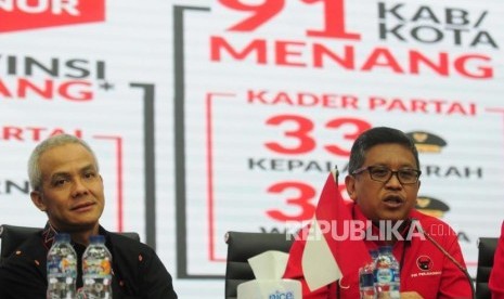 Sekjen PDI Perjuangan Hasto Kristyanto (kanan) dan Kader PDI Perjuangan Ganjar Pranowo (kiri) saat memberikan keterangan pada jumpa pers di Kantor DPP PDI Perjuangan, Jakarta, Kamis (28/6).