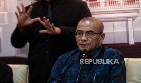 Ketua Komisi Pemilihan Umum (KPU) Hasyim Asyari bersama para komisioner KPU lainnya menyampaikan keterangan saat Konferensi Pers Persiapan Menjelang Debat Calon Wakil Presiden Pemilu 2024 di Media Center Kantor KPU, Jakarta, Kamis (21/12/2023). Debat kedua ini mengangkat tema Ekonomi Kerakyatan dan Digital, Keuangan, Investasi Pajak, Perdagangan, Pengelolaan APBN-APBD, Infrastruktur dan Perkotaan yang digelar di Jakarta Convention Center (JCC) pada Jumat 22 Desember besok. Selain itu, KPU juga akan memperbaiki dan menyempurnakan mekanisme debat kali ini dengan secara tegas menegakkan aturan tata tertib saat debat berlangsung.