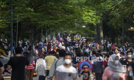 Sejumlah warga saat berolahraga di Jalur Banjir Kanal Timur, Jakarta, Ahad (15/8). Pemerintah Provinsi DKI Jakarta membuka kembali sarana olahraga di ruang terbuka di Jakarta pada masa perpanjangan pemberlakuan pembatasan kegiatan masyarakat (PPKM) level empat.