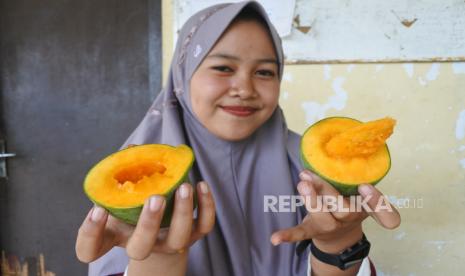 Buah mangga. Mengonsumsi camilan berupa mangga segar sebanyak 100 kalori atau kukis rendah lemak dapat membantu mengelola kadar gula darah.