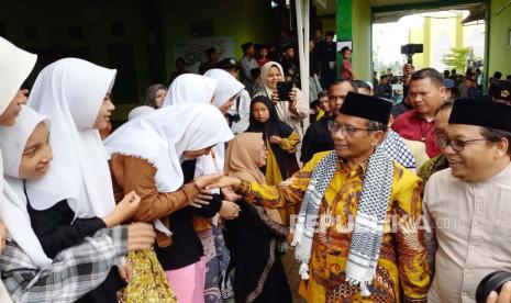 Cawapres Mahfud MD menyalami sejumlah santri saat berkunjung ke Pesantren Miftahul Huda, Kecamatan Manonjaya, Kabupaten Tasikmalaya, Jumat (15/12/2023).  