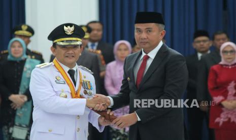 Penjabat (Pj) Gubernur Jawa Barat (Jabar) Bey Machmudin melantik Dedi Supandi sebagai Pj Bupati Majalengka saat pelantikan dua penjabat kepala daerah, termasuk Imran sebagai Pj Bupati Subang, di Gedung Sate, Kota Bandung, Selasa (19/12/2023). Imran sebelumnya menjabat sebagai Pj Wali Kota Lhokseumawe yang juga merupakan Sekretaris Ditjen Politik dan PUM Kemendagri. Imran menggantikan posisi Bupati Subang Ruhimat yang habis masa jabatannya. Dedi Supandi sebelumnya menjabat sebagai Asda Pemerintahan dan Kesejahteraan Setda Jabar. Dedi menggantikan posisi Bupati Majalengka definitif Karna Sobahi yang habis masa jabatannya. Dalam acara tersebut Bey mengingatkan penjabat kepala daerah untuk bisa mengantisipasi adanya potensi bencana serta menjaga kondusifitas jelang perayaan Natal dan Tahun Baru.