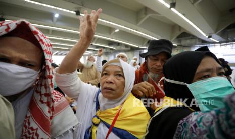 Jamaah haji melempar kerikil sebagai bagian dari ritual rajam simbolis setan di Jembatan Jamarat selama ziarah haji dekat Mekah, Arab Saudi, 11 Juli 2022. Jamaah Haji yang Segera Pulang Diingatkan Disiplin Prokes