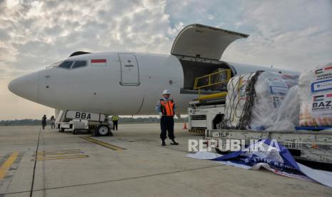 Petugas berjaga di area lokasi pelepasan bantuan kemanusiaan untuk Palestina di Pangkalan TNI AU Halim Perdanakusuma, Jakarta, Senin (20/11/2023). Pemerintah Indonesia bersama perusahaan dan donatur kembali mengirimkan bantuan kemanusiaan ke Palestina sebanyak 21 ton yang terdiri dari bantuan logistik,  alat medis dan obat-obatan.