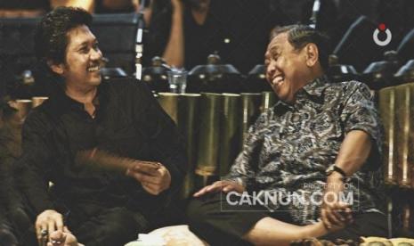 Cak Nun dan Gus Dur. Cak Nun bercerita jika Gus Dur adalah Kiai NU yang sebenarnya adalah warga Muhammadiyah. Foto: Tangkapan Layar/Cak Nun.Com