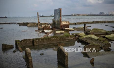 Beton bangunan mushala terendam air laut akibat abrasi di kawasan tanggul Muara Baru, Jakarta, Senin (2/1/2023). 