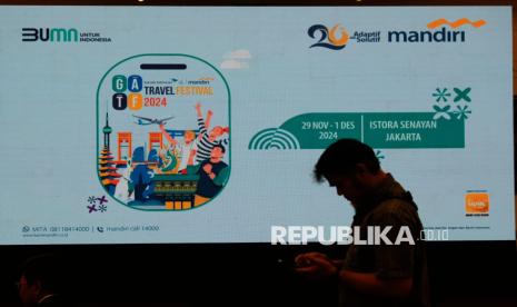 Pengunjung melintas di depan papan promosi saat Garuda Indonesia Travel Festival (GATF) 2024 di Jakarta pada Kamis (21/11/2024). Pada event GATF ini, Bank Mandiri memberikan rangkaian benefit yang dapat dinikmati oleh nasabah pemegang Mandiri Kartu Kredit berupa promo tiket Rp 1 untuk nasabah Bank Mandiri, cashback hingga Rp 5 juta, bonus e-coupon belanja sampai Rp 1,1 juta, raffle tiket ke Singapura dan program Sameday Approval Mandiri Kartu Kredit serta cicilan 0 persen hingga 12 bulan.