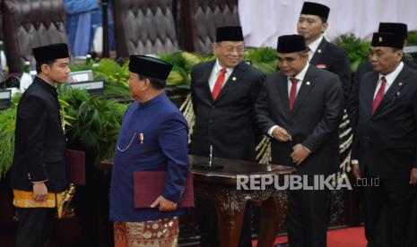 Presiden Prabowo Subianto dan Wakil Presiden Gibran Rakabuming Raka usai menerima berita acara pelantikan dalam sidang paripurna MPR dengan agenda  pelantikan Presiden dan Wakil Presiden periode 2024-2029 di Gedung Nusantara, Kompleks Parlemen, Senayan, Jakarta, Ahad (20/10/2024). Prabowo Subianto dan Gibran Rakabuming Raka resmi menjabat sebagai presiden dan wakil presiden periode 2024-2029 menggantikan presiden dan wakil presiden periode 2019-2024 Joko Widodo-Jusuf dan Maruf Amin.