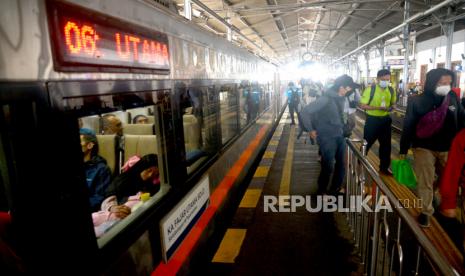 Pemudik menggunakan KA Fajar Utama Solo turun di Stasiun Yogyakarta.