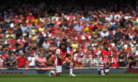 Mohamed Elneny (kiri) dan Gabriel Magalhaes (kanan) dari Arsenal berlutut sebelum pertandingan sepak bola Liga Premier Inggris antara Arsenal FC dan Leeds United di London, Inggris, 08 Mei 2022.