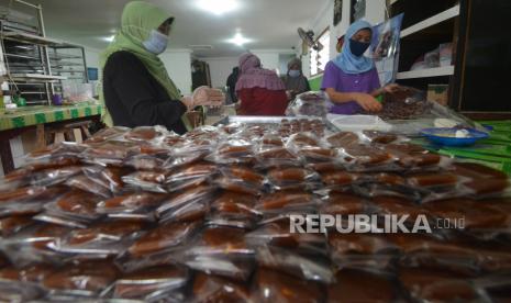 Pekerja mengemas gelamai yang sudah masak di dapur Erina, Kota Payakumbuh, Sumatera Barat, Kamis (25/2/2021). Perwakilan Bank Indonesia Sumatera Barat (BI Sumbar) mencatat terjadi pertumbuhan pembiayaan kredit di Sumbar pada kuartal IV 2022 dari Rp 66,59 triliun di kuartal III 2022 menjadi sebesar Rp 67,89 triliun.