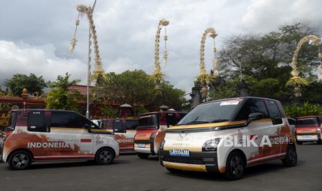 Sejumlah mobil listrik terparkir di kawasan Mangrove Tahura Ngurah Rai saat uji coba guna mendukung transisi energi ke energi baru dan terbarukan yang menjadi salah satu pilar dalam Presidensi G20 Indonesia di Bali, Rabu (9/11/2022). Kementerian Sekretariat Negara bekerja sama dengan beberapa perusahaan mobil menyediakan mobil listrik sebanyak 962 unit sebagai kendaraan resmi yang digunakan dalam pelaksanaan KTT G20 di Bali pada 15-16 November 2022 mendatang. 