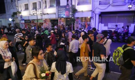 Suasana kawasan Jalan Braga, Kota Bandung, Jawa Barat. Dispudpar Kota Bandung mencatat wisatawan yang datang ke kota itu mencapai 7,7 juta orang pada 2023.