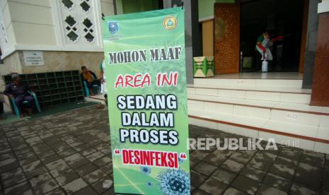 DMI Keluarkan Edaran Sholat Jumat dan Tarawih di Zona Corona. Foto: Petugas melakukan penyemprotan cairan disinfektan di Masjid Agung, Tegal, Jawa Tengah, Kamis (19/3/2020).(ANTARA/Oky Lukmansyah)