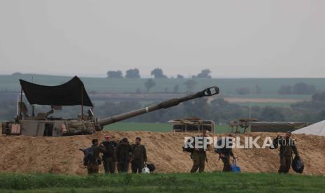 Tentara Israel dari unit artileri berjalan dari posisi di perbatasan Israel dengan Jalur Gaza, di Israel selatan, (17/1/2024).