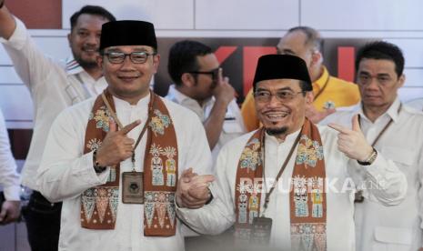 Pasangan bakal calon gubernur dan wakil gubernur DKI Jakarta Ridwan Kamil (kiri) dan Suswono (kanan) berpose usai mendaftar di kantor KPU DKI Jakarta, Rabu (28/8/2024). Pasangan Ridwan Kamil dan Suswono menjadi pendaftar kedua bakal calon gubernur dan wakil gubernur DKI Jakarta sebagai peserta dalam Pilgub DKI Jakarta 2024 dengan dukungan dari 13 partai yang terbagung dalam Koalisi Pemersatu. Seusai pendaftaran, KPU DKI Jakarta akan melakukan verifikasi data dan berkas bakal calon gubernur dan wakil gubernur selama tiga hari sebelum ditetapkan sebagai calon gubernur dan wakil gubernur.