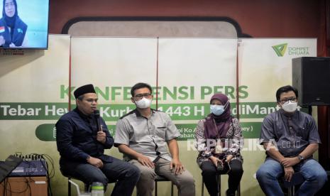 Ketua Tebar Hewan Kurban Dompet Dhuafa, Dian Mulyadi (kiri),  Peternak Mitra Kurban Dompet Dhuafa Eko Aris Setyawan (kedua kiri), Dokter Hewan Dian Ariesiana Widiastuti (kedua kanan) dan Kepala Ekonom The Indonesia Economic Intelligence Surnarsip (kanan) saat konferensi pers terkait Kurban di Jakarta, Kamis (16/6/2022). Konferensi pers tersebut membahas tentang langkah antisipasi Dompet Dhuafa dalam mengatasi penyebaran wabah PMK menjelang Idul Adha 1443 H. Selain itu, Dompet Dhuafa menggelar program Tebar Hewan Kurban dengan target pendistribusian sebanyak 40.000 hewan kurban ke berbagai wilayah di lokasi 3T (terpencil, tertinggal dan terluar). Republika/Thoudy Badai