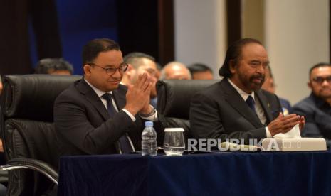 Ketua Umum Partai Nasdem Surya Paloh bersama Gubernur DKI Jakarta Anies Baswedan hadir dalam acara Deklarasi Calon Predisen (capres) Partai Nasdem di Nasdem Tower, Jakarta, Senin (3/10/2022). Partai Nasdem resmi mengusung Anies Baswedan menjadi capres dalam perhelatan Pilpres 2024 mendatang. Republika/Prayogi.