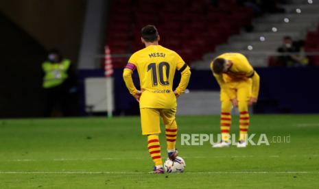  Striker Barcelona Leo Messi bereaksi setelah kebobolan 1-0 pada pertandingan sepak bola LaLiga Spanyol antara Atletico de Madrid dan FC Barcelona di stadion Wanda Metropolitano di Madrid, Spanyol, 21 November 2020.