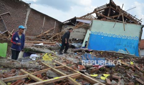 Sejumlah bangunan mengalami kerusakan parah bahkan di antaranya rata dengan tanah tersapu angin puting beliung di Dusun Bojong Bolang, Desa Sukadana, Kecamatan Cimanggung, Kabupaten Sumedang, Kamis (22/2/2024). Menurut badan Penanggulangan Bencana Daerah (BPBD) Provinsi Jawa Barat, dalam peristiwa itu ribuan masyarakat terdampak di wilayah Sumedang dan Kabupaten Bandung.