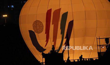 Logo SEA Games dipajang di balon besar saat upacara pembukaan SEA Games 31 ke-31 di stadion nasional My Dinh di Hanoi, Vietnam, 12 Mei 2022.