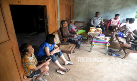 Petigas Babinsa melakukan sosialisasi bahaya antraks di Pedukuhan Jati, Semanu, Gunungkidul, Yogyakarta, Kamis (6/7/2023). Warga rutin melakukan sterilisasi kandang ternak usai kasus kematian warga karena mengonsumsi daging sapi  yang mati dan terkena antraks. Menurut Balai Besar Veterinari (BBVet) Wates ada 12 ekor hewan ternak di Dusun Jati yang terkena antraks, enam ekor kambing dan enam ekor sapi. Dari kejadian ini sebanyak 87 warga positif terjangkit antraks dan satu diantaranya meninggal dunia.