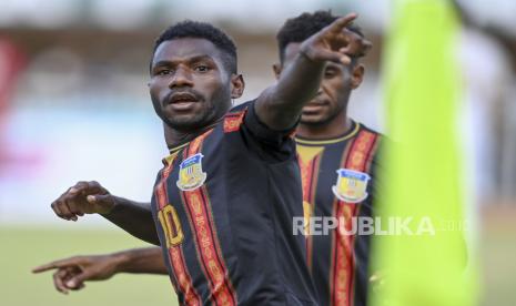 Pesepak bola Papua Ricky Ricardo Cawor melakukan selebrasi usai berhasil membobol gawang tim Aceh melalui titik penalti pada babak final Sepak Bola Putra PON Papua di Stadion Mandala, Kota Jayapura, Papua, Kamis (14/10/2021). Kedudukan sementara 1-0 untuk tim sepak bola Papua. 