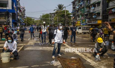 Pengunjuk rasa anti-kudeta berkumpul selama demonstrasi di Yangon, Myanmar, Jumat, 12 Maret 2021. Pasukan keamanan Myanmar menembak mati sedikitnya 10 orang yang memprotes kudeta militer, menolak seruan Dewan Keamanan PBB untuk berhenti menggunakan kekuatan mematikan.