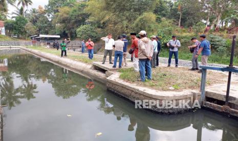 Pj Wali Kota Tasikmalaya Cheka Virgowansyah meninjau sebuah kawasan di Kelurahan Sukanagara, Kecamatan Purbaratu, Kota Tasikmalaya, Jumat (15/9/2023). Kawasan itu diusulkan warga setempat untuk dijadikan kawasan wisata tematik (Katasik). 