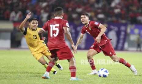 Pesepak bola Timnas Indonesia Shayne Elian Jay (kanan) menerima bola dari rekannya Ricky Kambuaya (tengah) dan berusaha dihadang pesepak bola Brunei Darussalam Muhammad Nur Asyraffahmi (kiri) dalam leg kedua kualifikasi Piala Dunia 2026 babak pertama zona Asia di Hassanal Bolkiah National Stadium, Bandar Seri Begawan, Brunei Darussalam, Selasa (17/10/2023). Indonesia menang atas Brunei Darussalam dengan skor 6-0. 