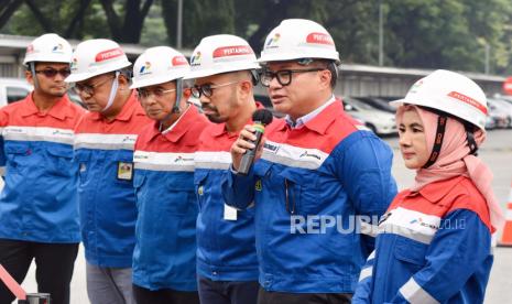 Wakil Menteri Badan Usaha Milik Negara (BUMN) Kartika Wirjoatmodjo bersama Direktur Utama PT Pertamina (Persero) Nicke Widyawati meninjau langsung kesiapan Integrated Terminal Jakarta (ITJ) di Plumpang, Tanjung Priok. 